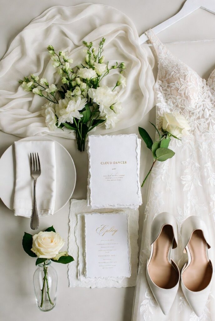 wedding stationery e dettagli sposa in palette Cloud Dancer Pantone 2026
