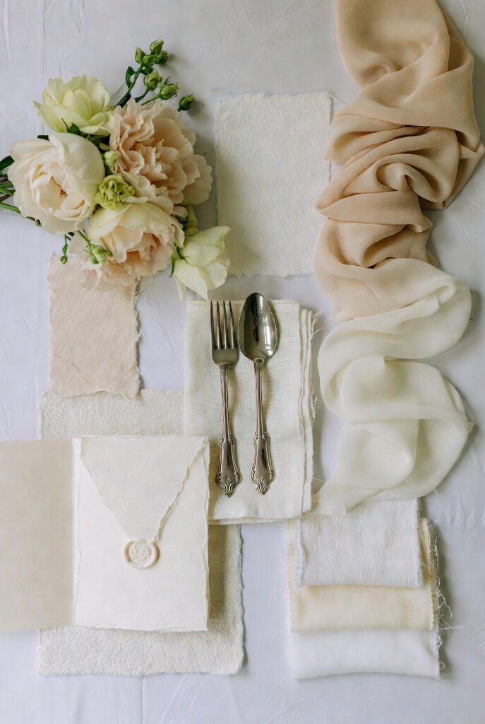 mise en place matrimonio elegante colori Cloud dancer e neutri