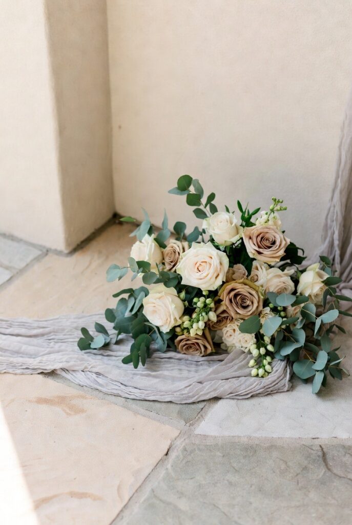 dettagli floreali matrimonio palette Cloud Dancer e tonalità soft